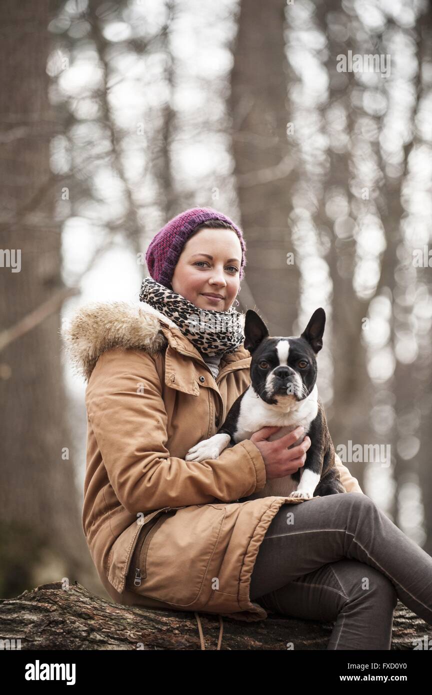 Donna e Boston Terrier Foto Stock