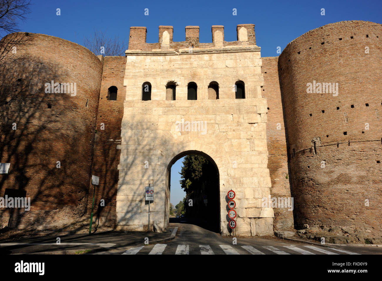 Italia, Roma, mura Aureliane, Porta Latina, antica porta romana Foto stock  - Alamy