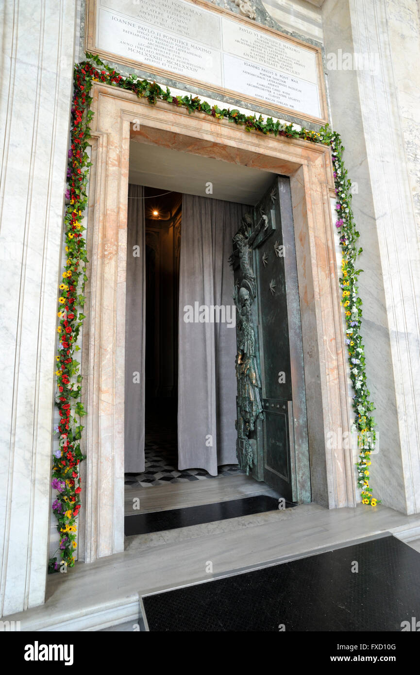 Italia, Roma, basilica di San Giovanni in Laterano, Giubileo 2016, la porta Santa si apre Foto Stock