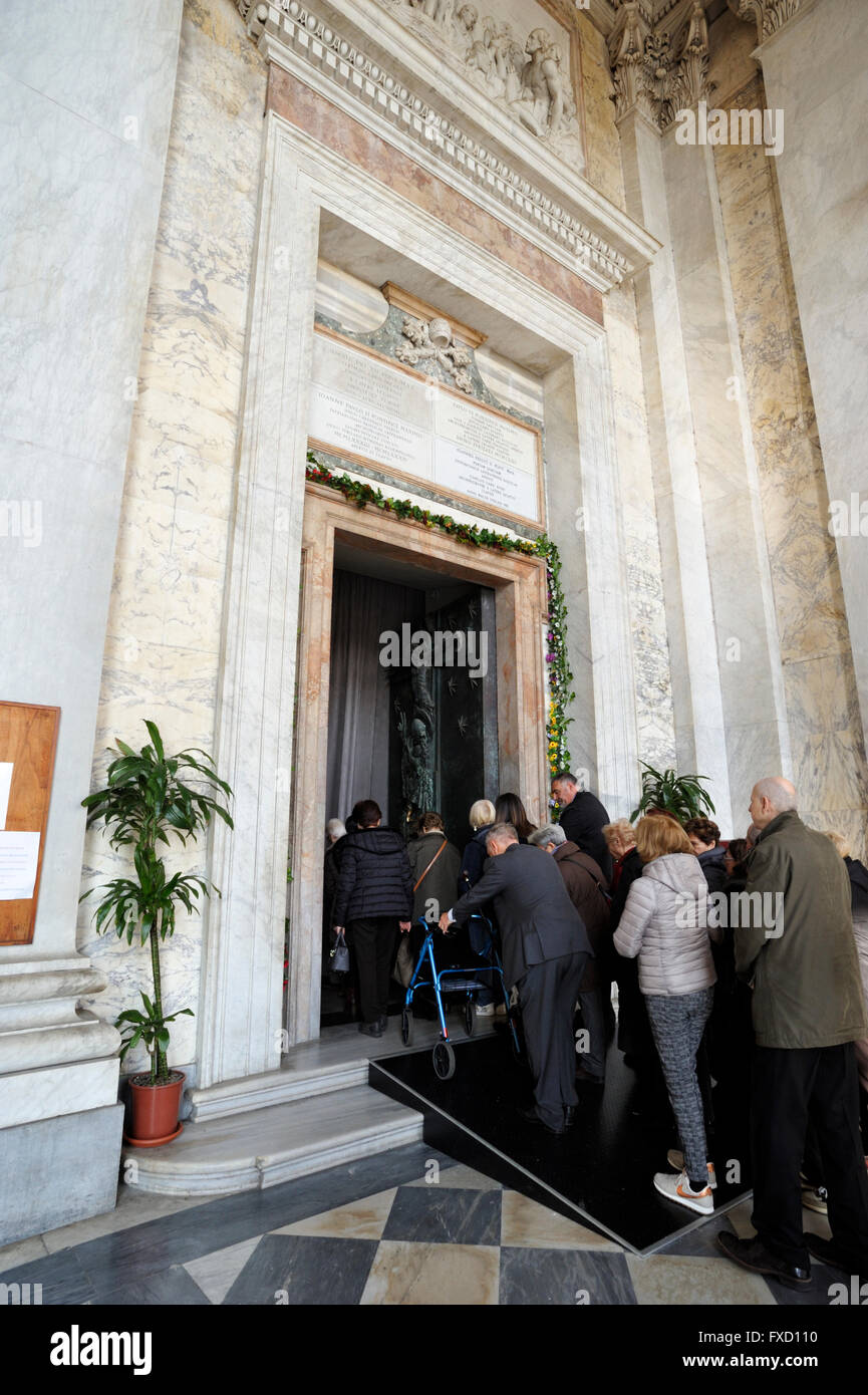 Italia, Roma, basilica di San Giovanni in Laterano, Giubileo del 2016, pellegrini che attraversano la porta Santa aperta Foto Stock
