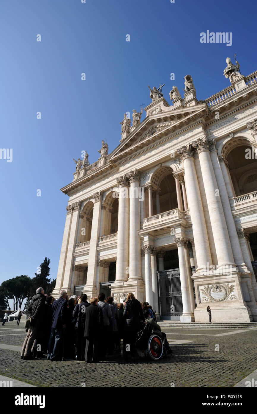 Italia, Roma, basilica di San Giovanni in Laterano, Giubileo 2016, gruppo di pellegrini Foto Stock