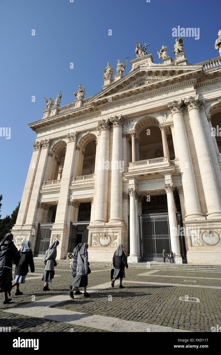 Italia, Roma, basilica di San Giovanni in Laterano, Giubileo 2016, suore Foto Stock