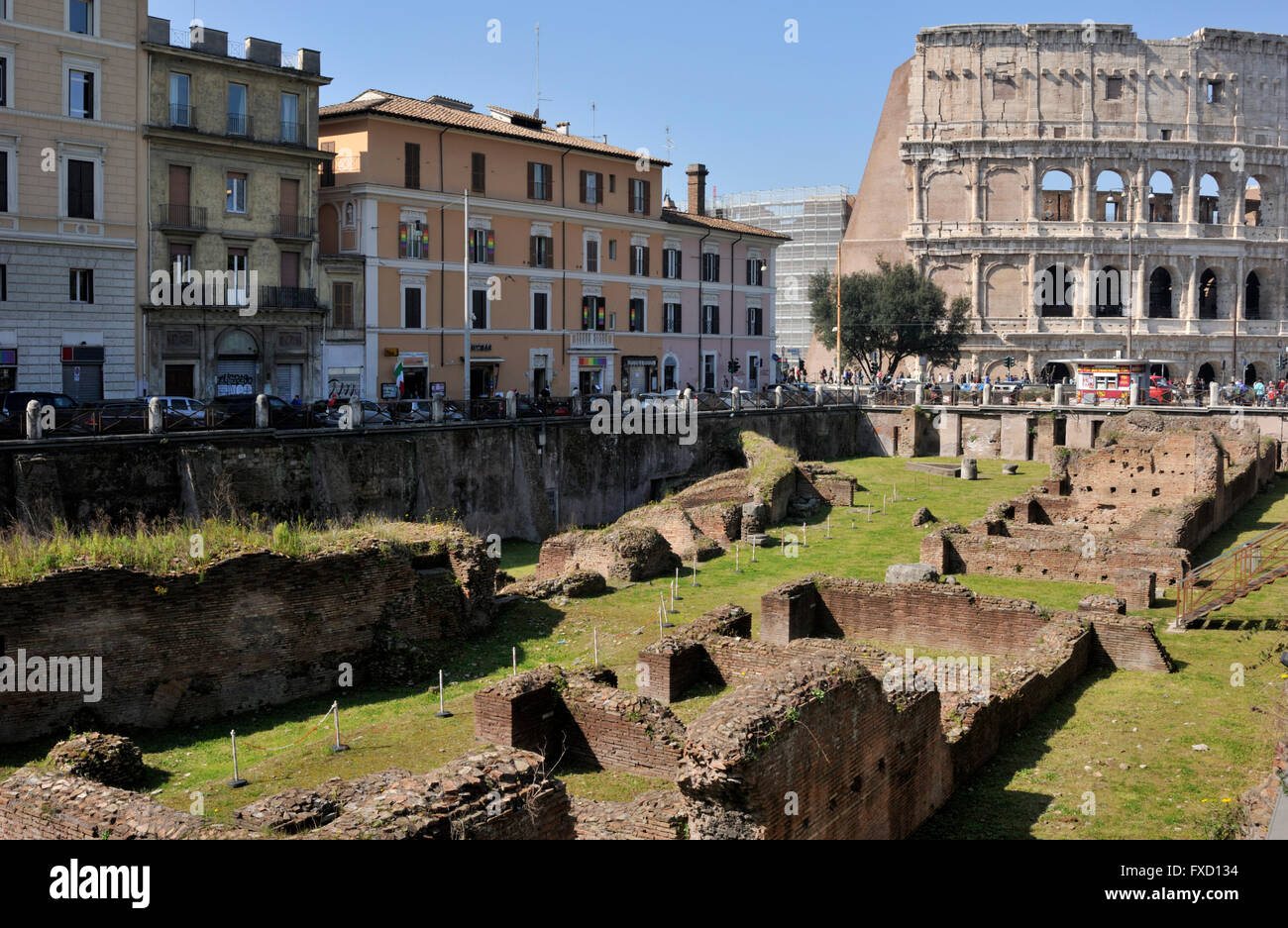 Italia, Roma, Ludus Magnus e Colosseo Foto Stock