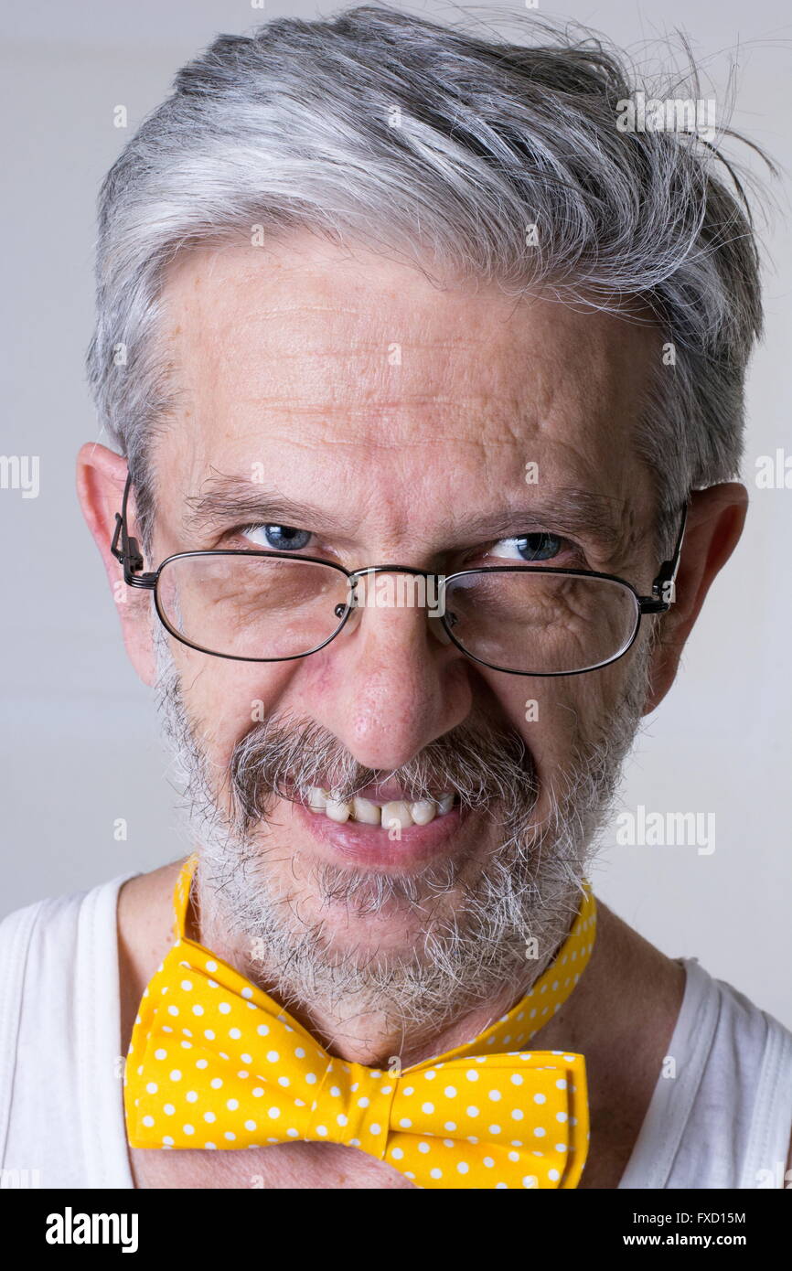 Funny Man senior con un filtro bow tie intorno al suo collo Foto Stock