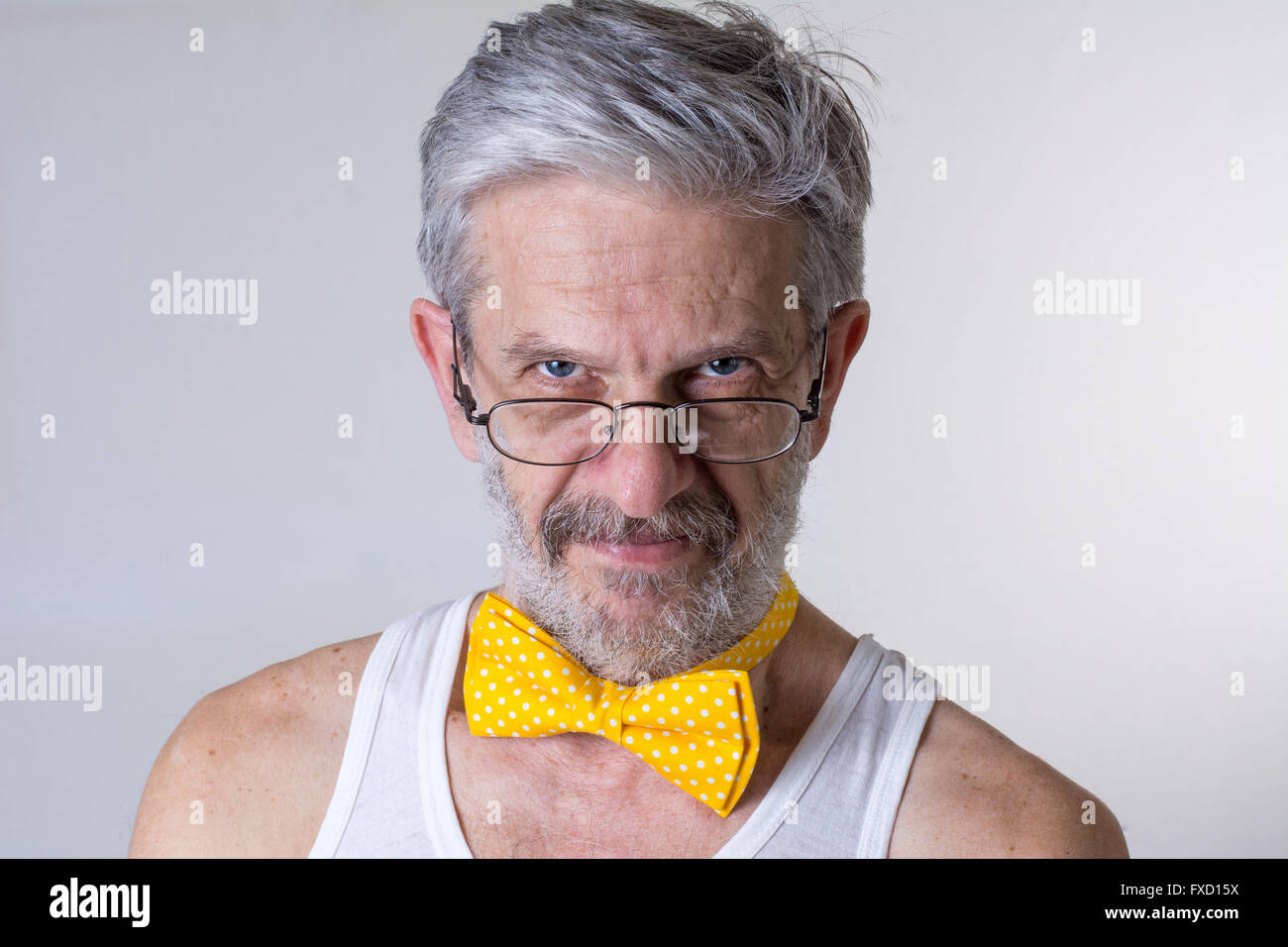 Funny Man senior con un filtro bow tie intorno al suo collo Foto Stock