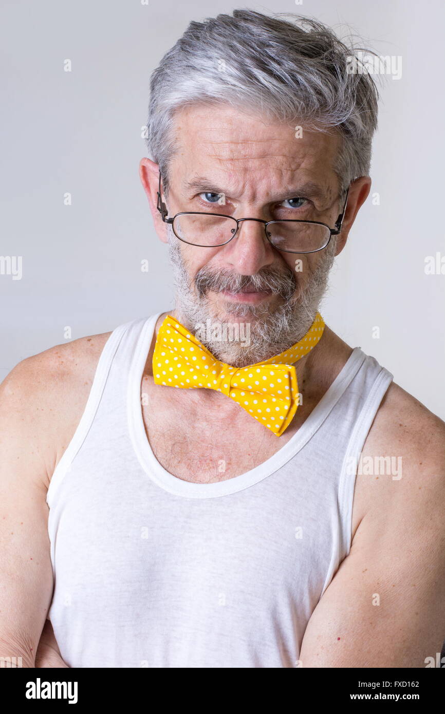 Funny Man senior con un filtro bow tie intorno al suo collo Foto Stock