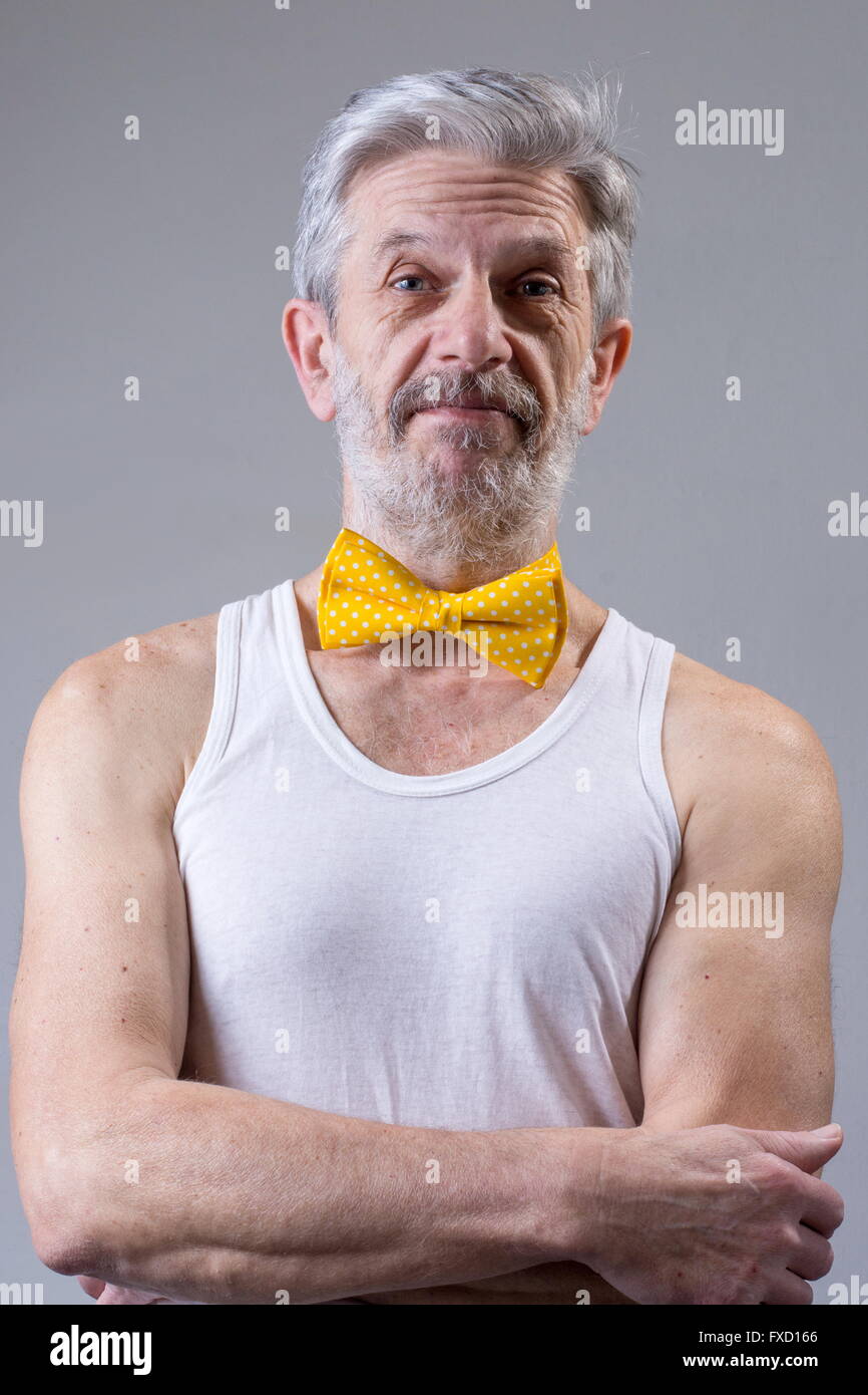 Funny Man senior con un filtro bow tie intorno al suo collo Foto Stock