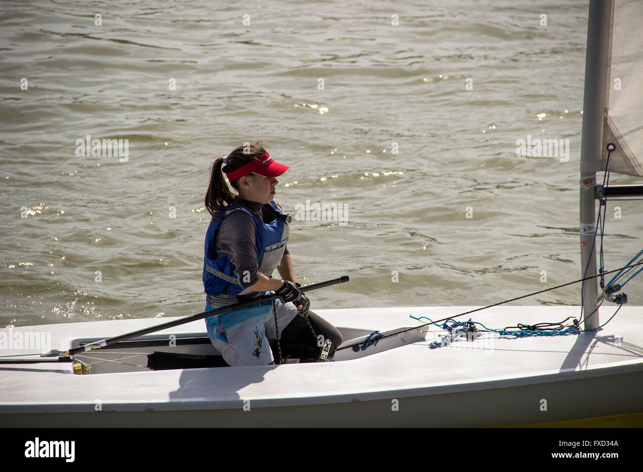 Belgrado, Serbia - ragazza adolescente, membro del Club di vela "Gemax", la formazione in un laser-class yacht a vela presso il fiume Sava Foto Stock