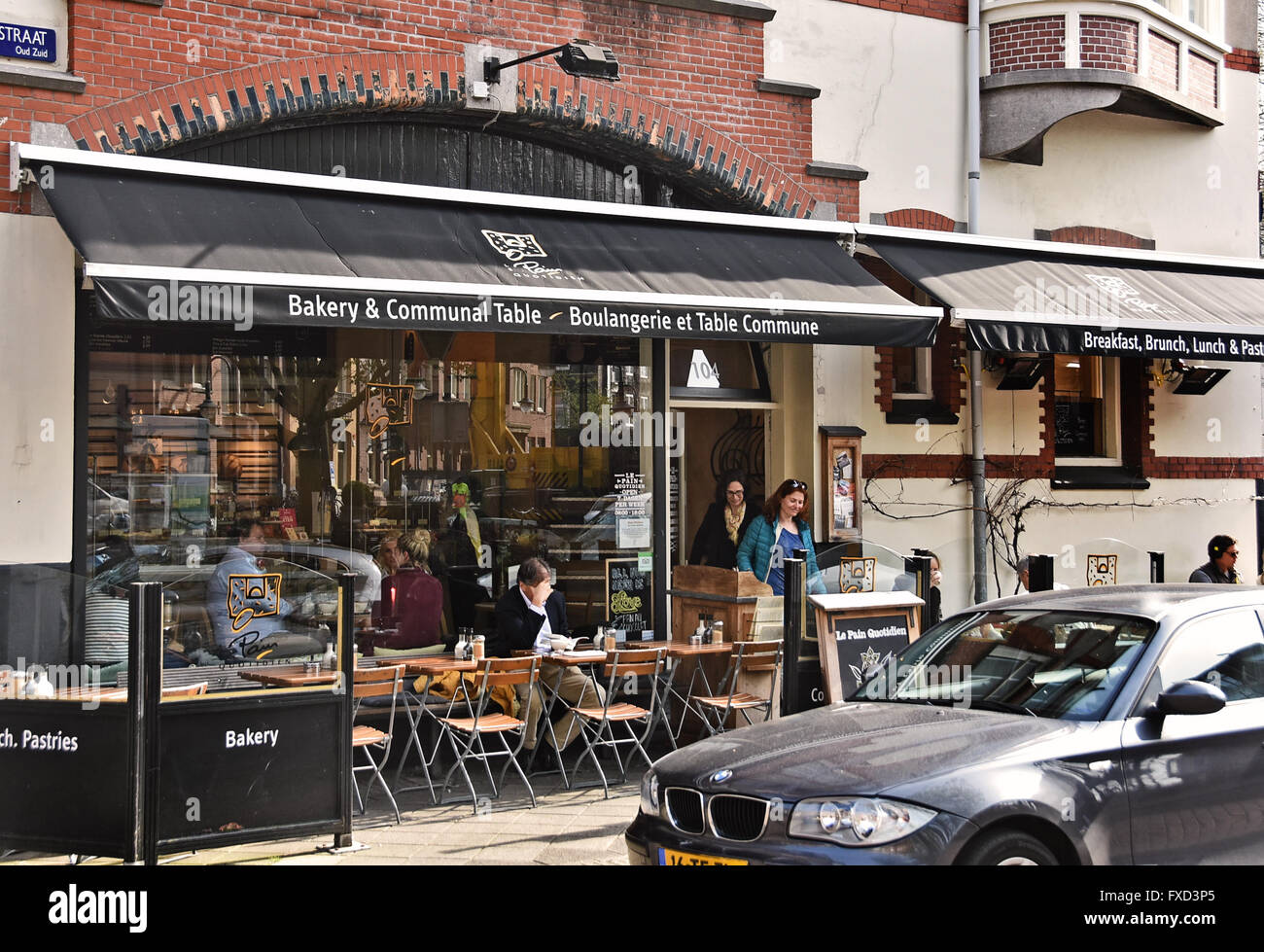 Le Pain Quotidien ( panetteria & tavolo comunale ) Cornelis Schuytstraat Oud Zuid olandese di Amsterdam Paesi Bassi Foto Stock