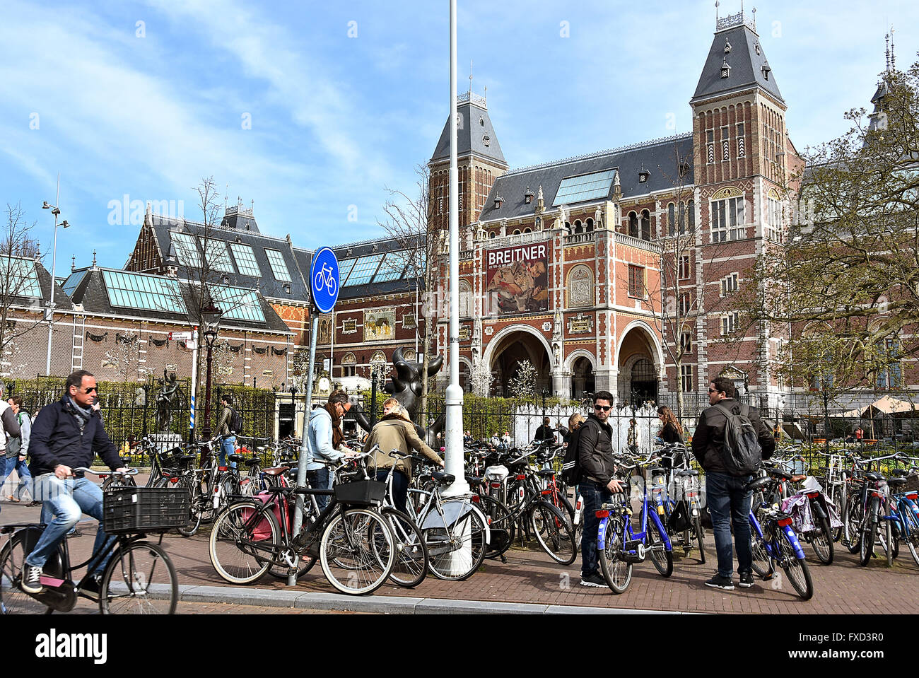 I turisti Biciclette Biciclette di fronte al Rijksmuseum ( Museumplein ) Amsterdam Paesi Bassi Dutch Museum ( 1876-1885 Architetto Petrus Josephus Hubertus Cuypers 1827 - 1921 ) Foto Stock