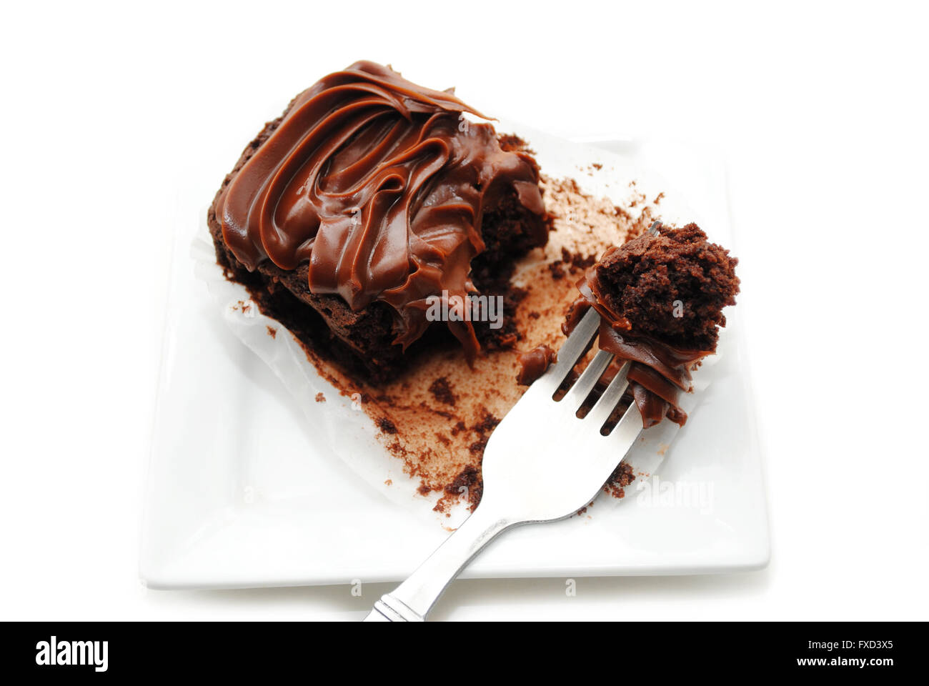 Mangiare un delizioso brownie con una forcella Foto Stock