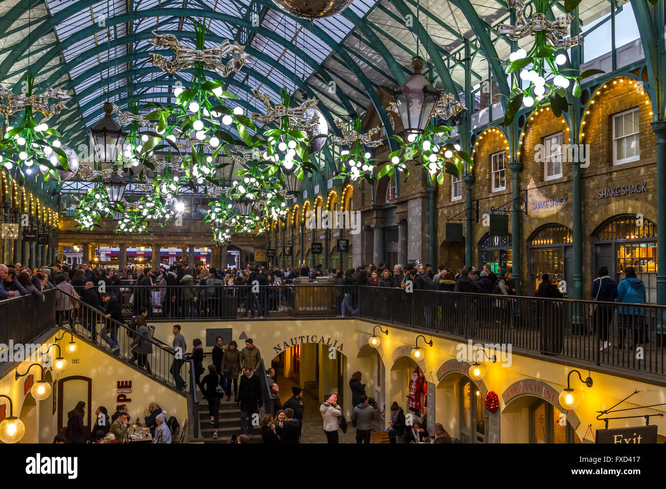 Decorazioni bianche su mistletoe a Covent Garden a Christmas , Convent Garden, Londra, Regno Unito Foto Stock