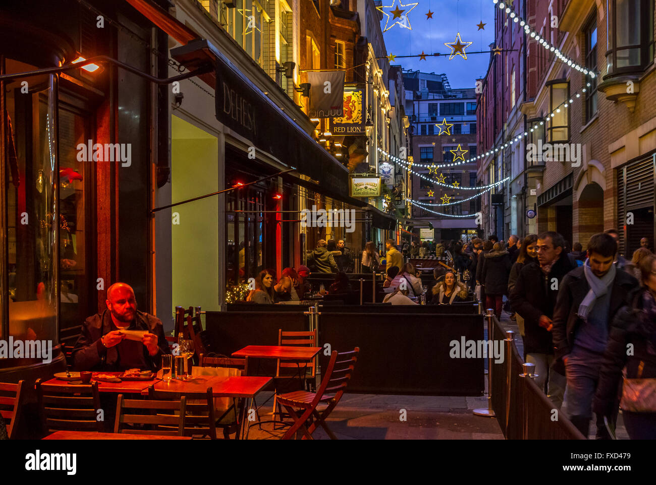 Un uomo seduto a mangiare fuori Dehesa, un ristorante di tapas su Kingly Street a Soho, Londra, Regno Unito Foto Stock