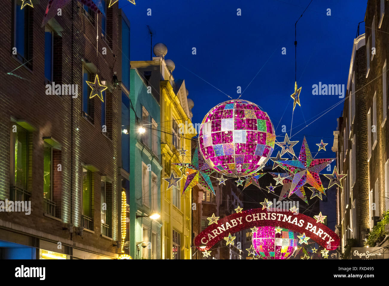 Carnaby Street a Natale, con decorazioni di strada e luci sospese sopra Soho Street nel West End di Londra, Londra, Regno Unito Foto Stock