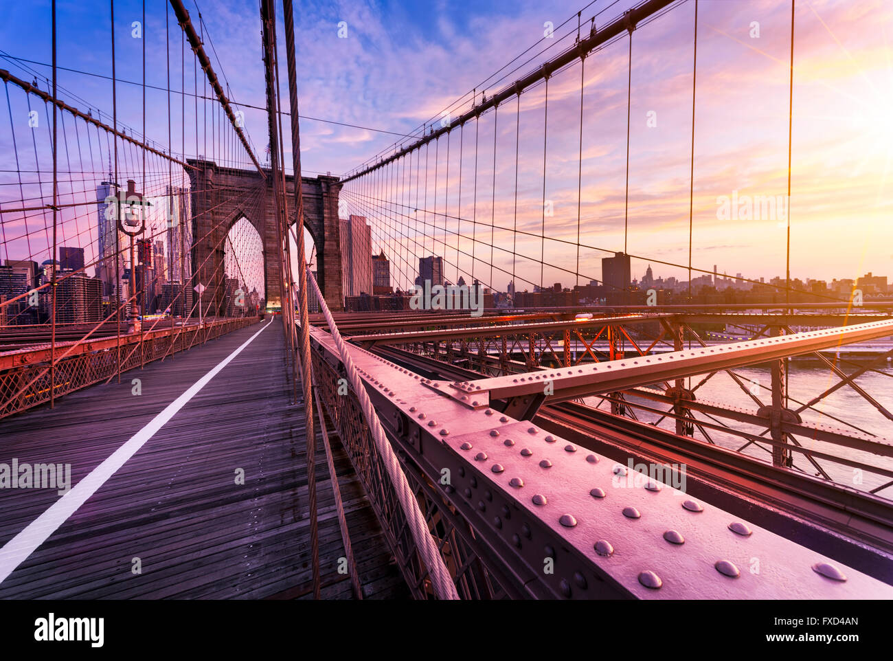 La città di New York, Stati Uniti d'America, nelle prime ore del mattino sul famoso ponte di Brooklyn Foto Stock