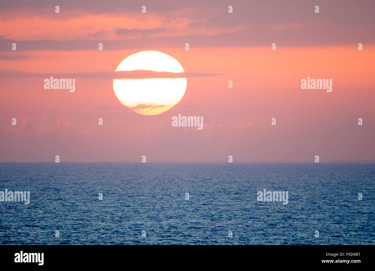 Un tramonto immagine in ocean Foto Stock