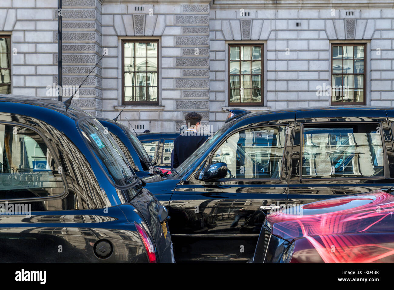 Una protesta della London Taxi Drivers Association contro Uber a Londra. Black London Taxis ha bloccato Whitehall in una dimostrazione contro Uber, Londra, Regno Unito Foto Stock