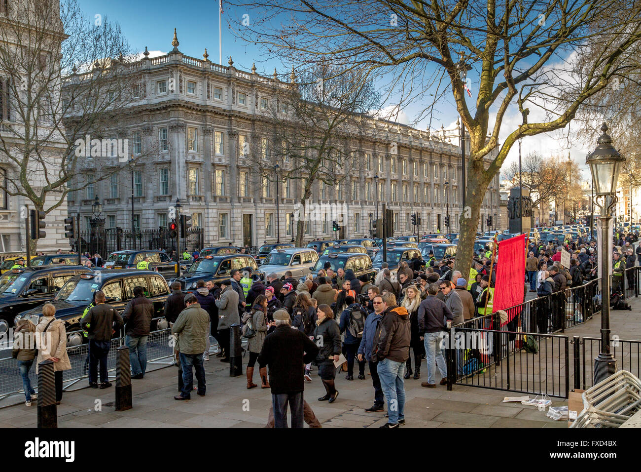 Una protesta della London Taxi Drivers Association contro Uber a Londra. Black London Taxis ha bloccato Whitehall in una dimostrazione contro Uber, Londra, Regno Unito Foto Stock