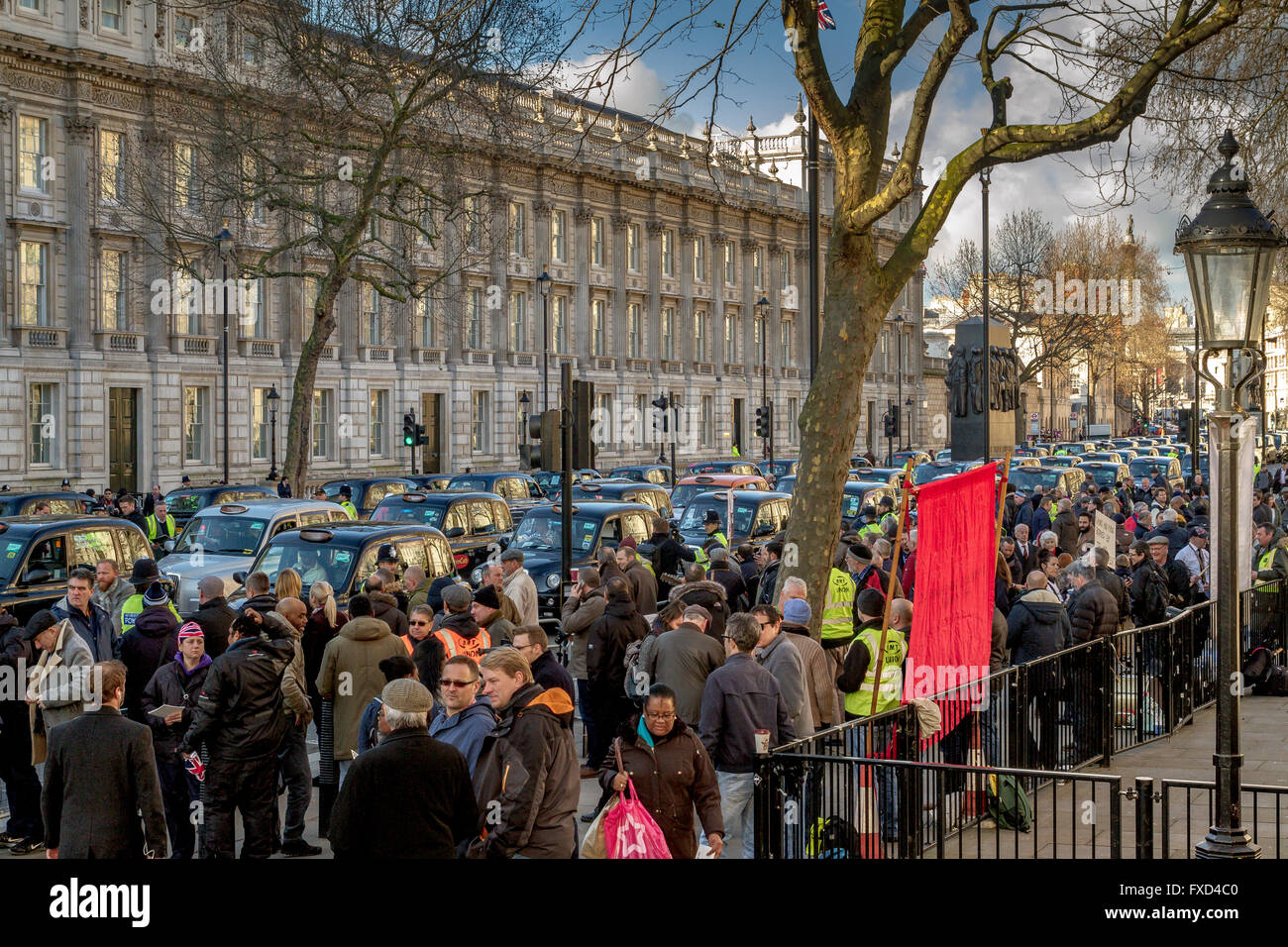 Una protesta della London Taxi Drivers Association contro Uber a Londra. Black London Taxis ha bloccato Whitehall in una dimostrazione contro Uber, Londra, Regno Unito Foto Stock