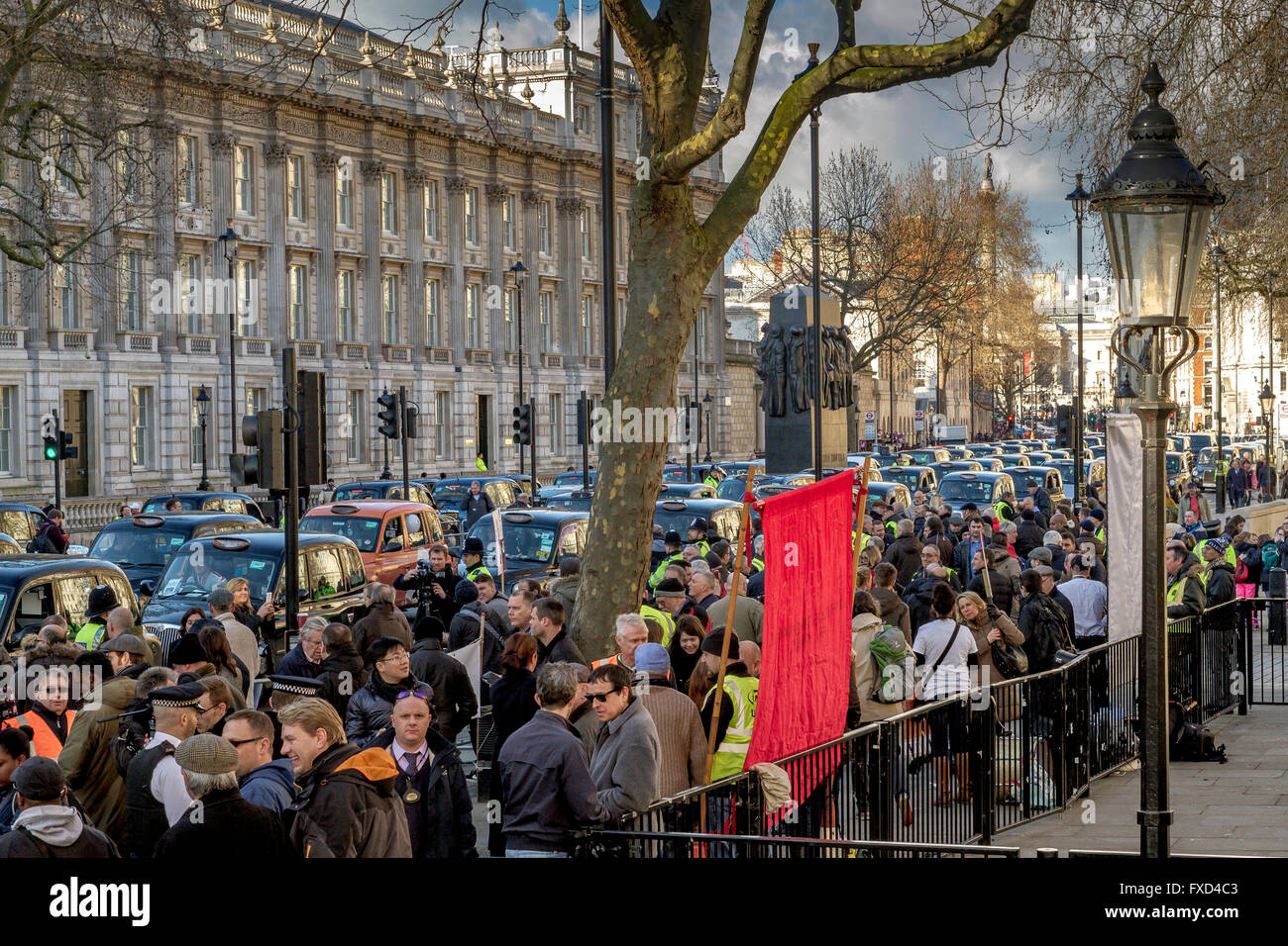 Una protesta della London Taxi Drivers Association contro Uber a Londra. Black London Taxis ha bloccato Whitehall in una dimostrazione contro Uber, Londra, Regno Unito Foto Stock
