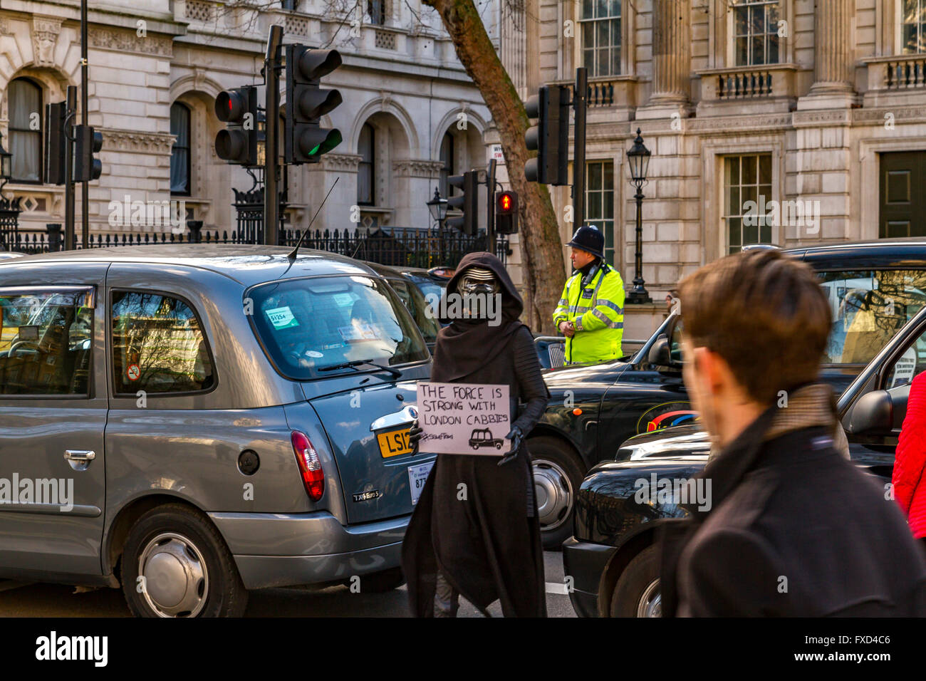 Una protesta della London Taxi Drivers Association contro Uber a Londra. Black London Taxis ha bloccato Whitehall in una dimostrazione contro Uber, Londra, Regno Unito Foto Stock