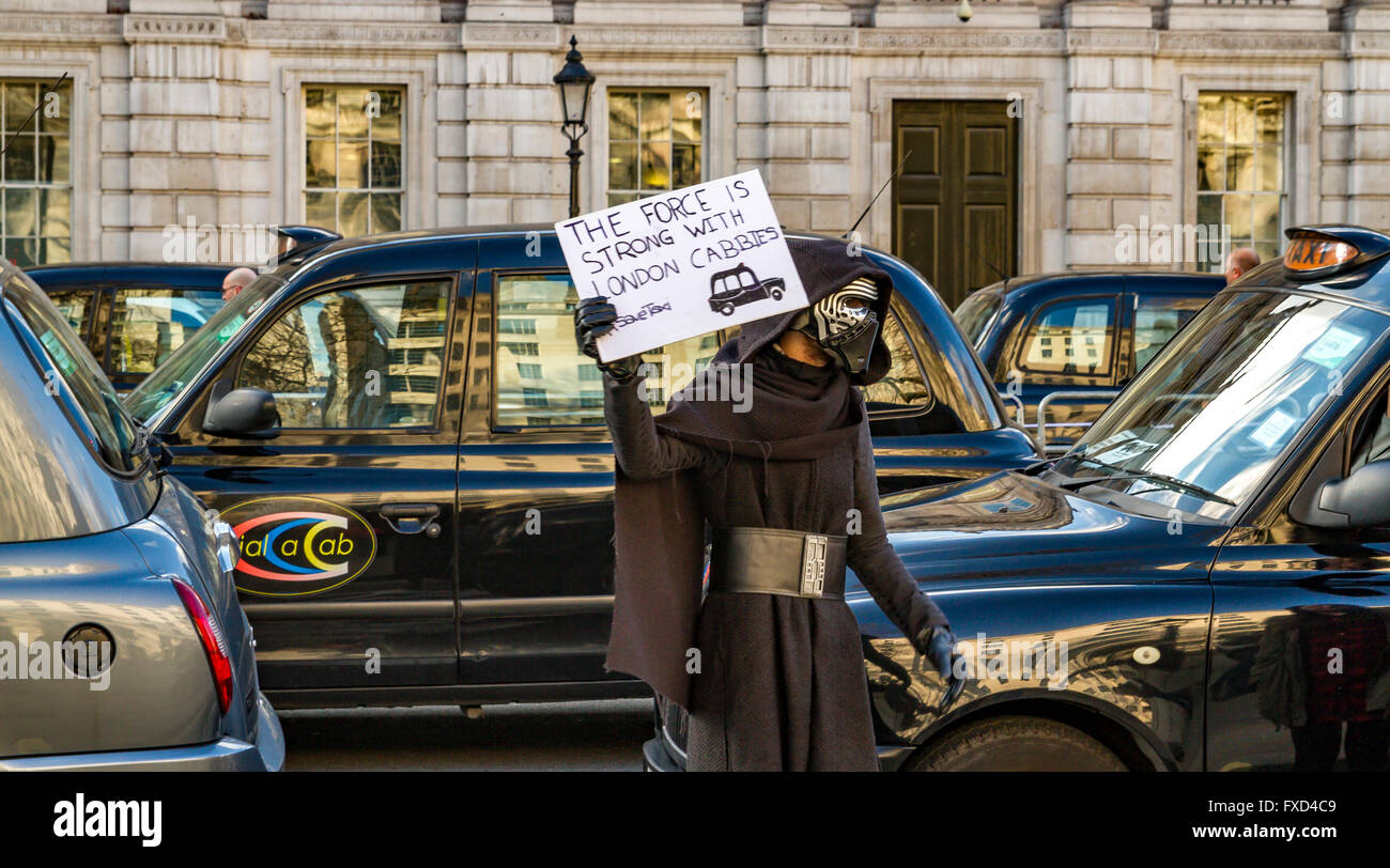 Una protesta della London Taxi Drivers Association contro Uber a Londra. Black London Taxis ha bloccato Whitehall in una dimostrazione contro Uber, Londra, Regno Unito Foto Stock