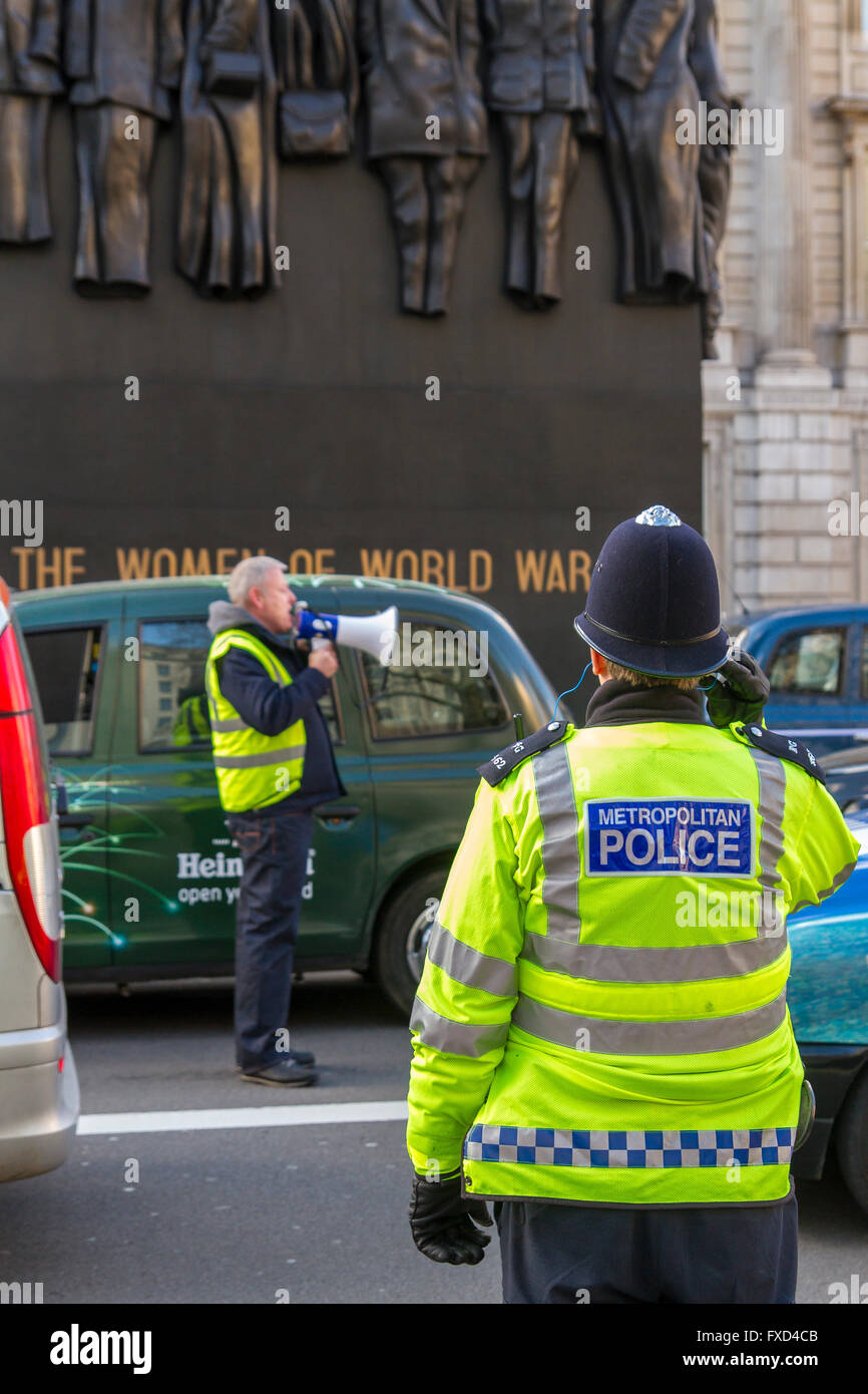 Una protesta della London Taxi Drivers Association contro Uber a Londra. Black London Taxis ha bloccato Whitehall in una dimostrazione contro Uber, Londra, Regno Unito Foto Stock