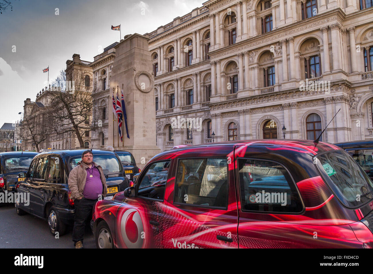 Una protesta della London Taxi Drivers Association contro Uber a Londra. Black London Taxis ha bloccato Whitehall in una dimostrazione contro Uber, Londra, Regno Unito Foto Stock
