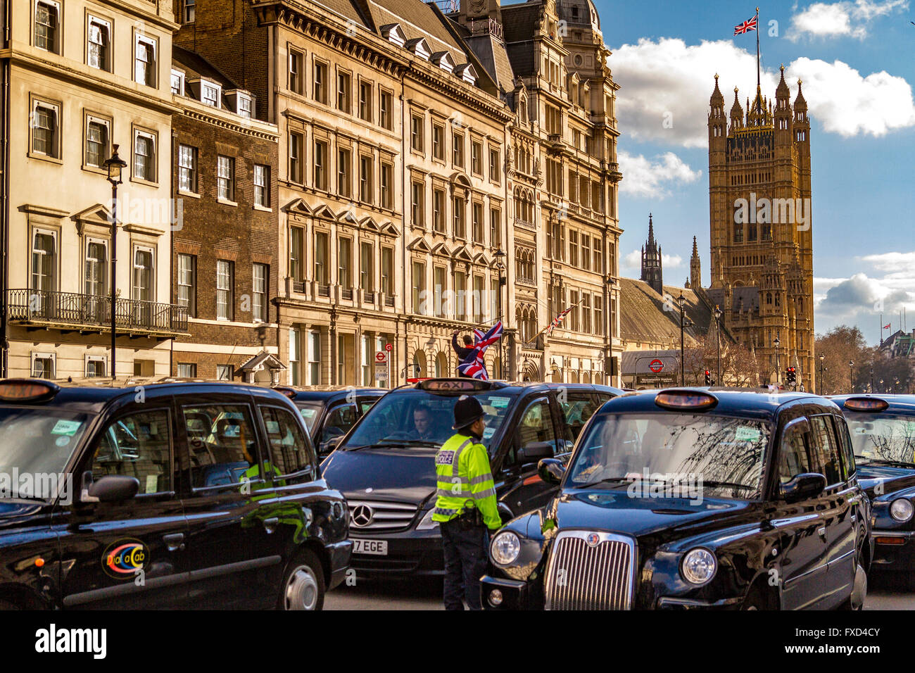 I Black London Taxis bloccarono Whitehall in una dimostrazione contro Uber, Londra, Regno Unito Foto Stock