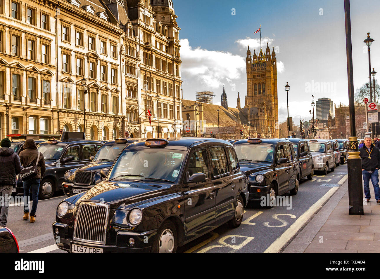 Una protesta della London Taxi Drivers Association contro Uber a Londra. Black London Taxis ha bloccato Whitehall in una dimostrazione contro Uber, Londra, Regno Unito Foto Stock