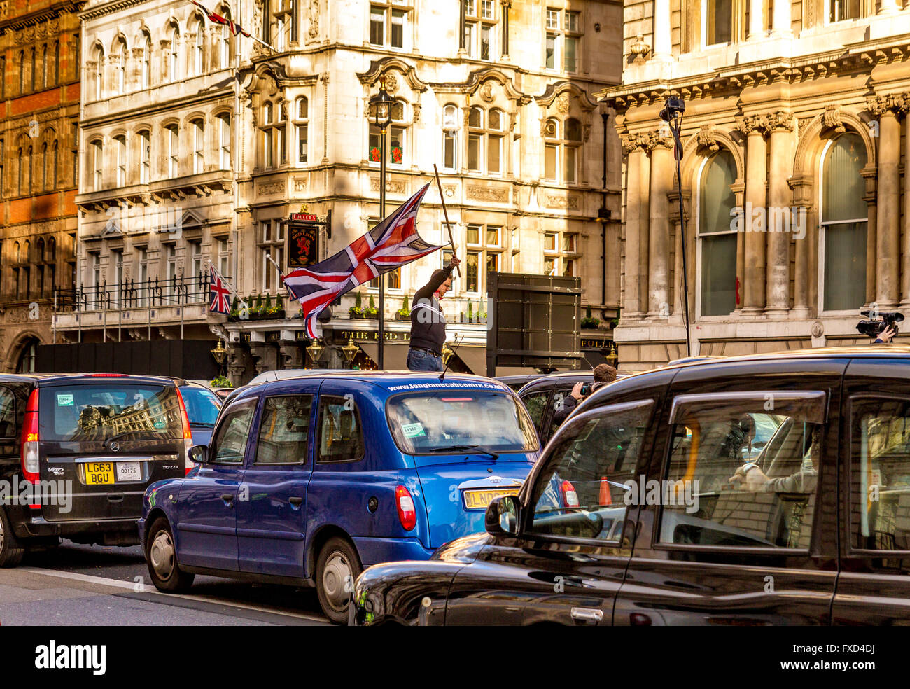 Una protesta della London Taxi Drivers Association contro Uber a Londra. Black London Taxis ha bloccato Whitehall in una dimostrazione contro Uber, Londra, Regno Unito Foto Stock