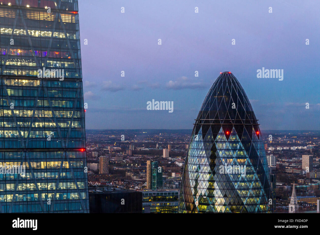 Il Gherkin e il Leadenhall Building (Cheesegrater) di notte nella città di Londra, Londra, Regno Unito Foto Stock
