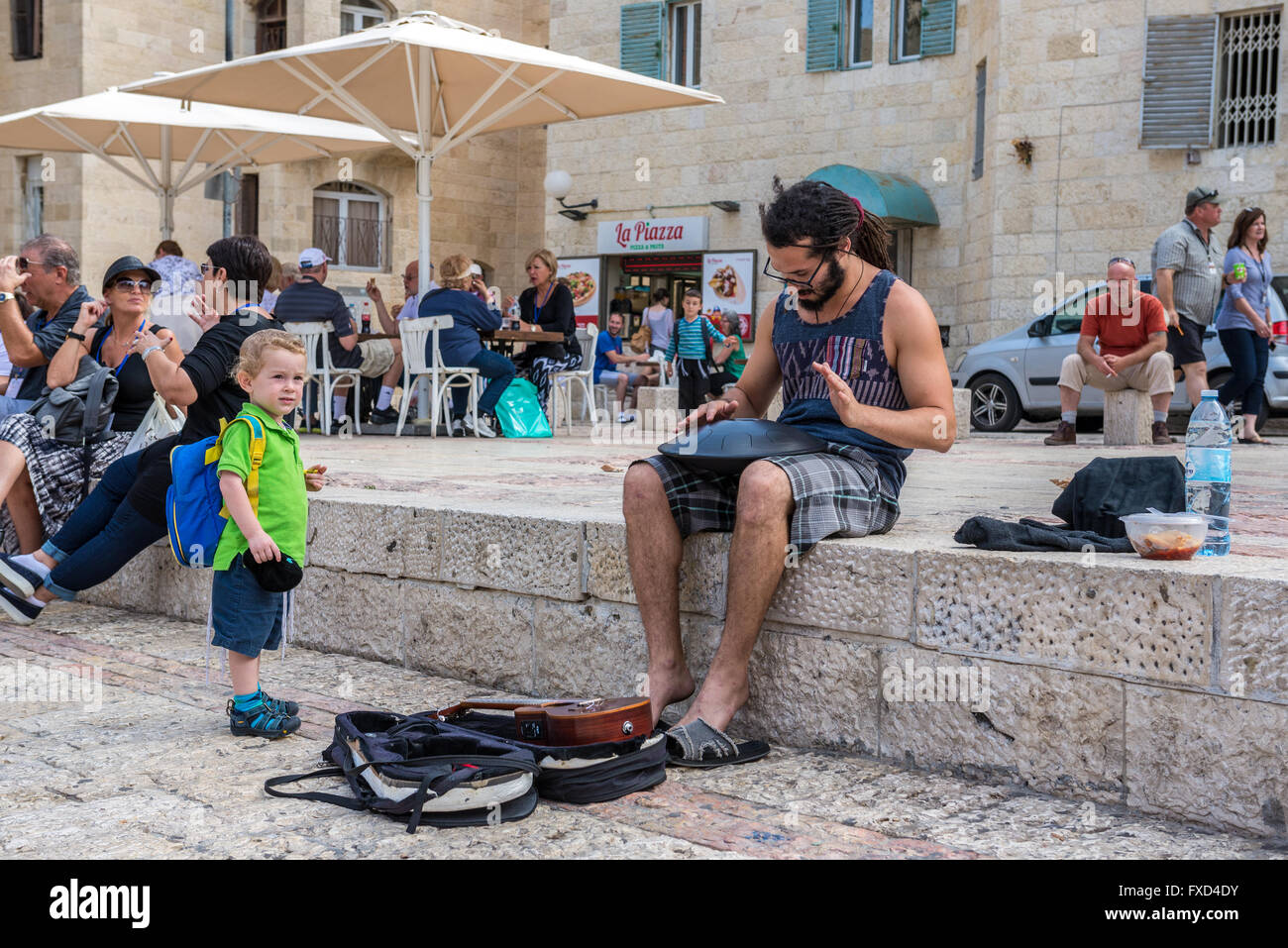 L'uomo gioca sul tipo di appendere il tamburo sulla piazza di fronte Hurva sinagoga nel quartiere ebraico della città vecchia di Gerusalemme, Israele Foto Stock