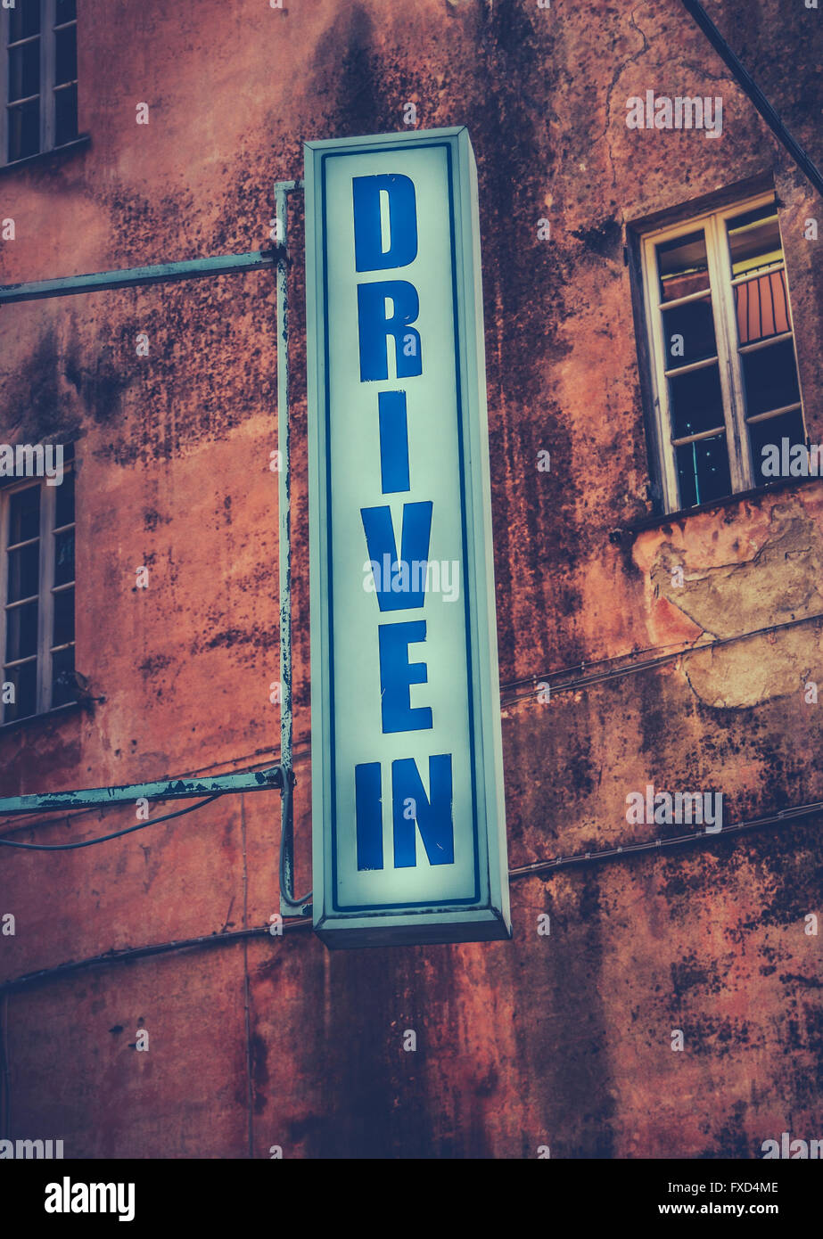 Grungy insegna retrò per un Drive-In Movie Theater Foto Stock