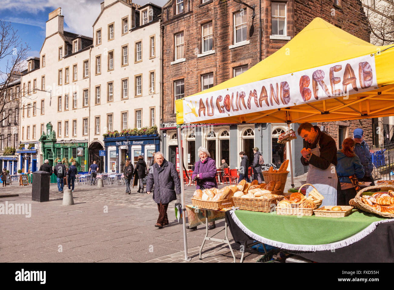Pressione di stallo di mercato la vendita di pane in Grassmarket, Edimburgo, Scozia, Regno Unito Foto Stock