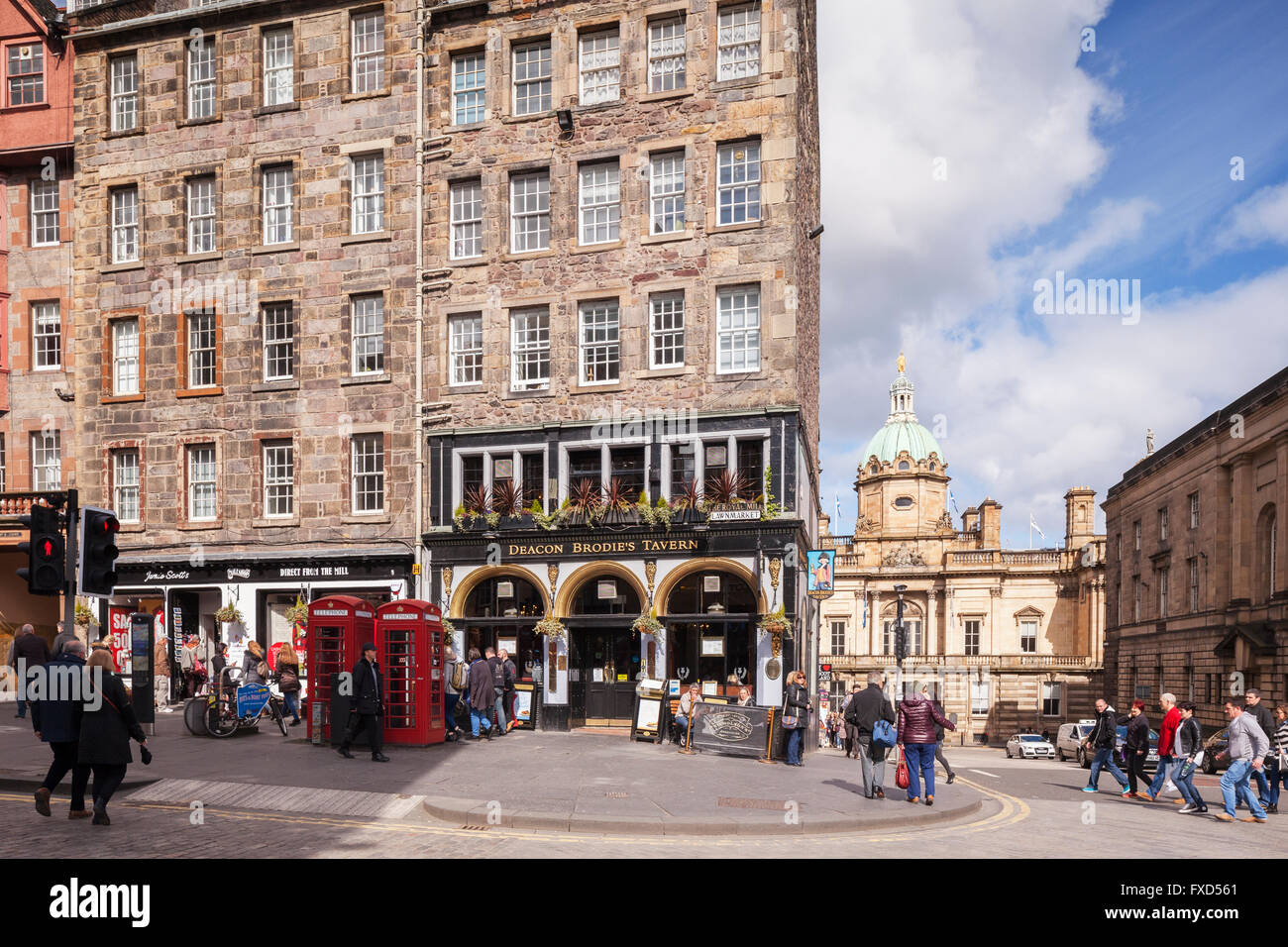 Scena di strada nel Royal Mile di Edimburgo, con il diacono Brodie's Tavern, Scotland, Regno Unito Foto Stock