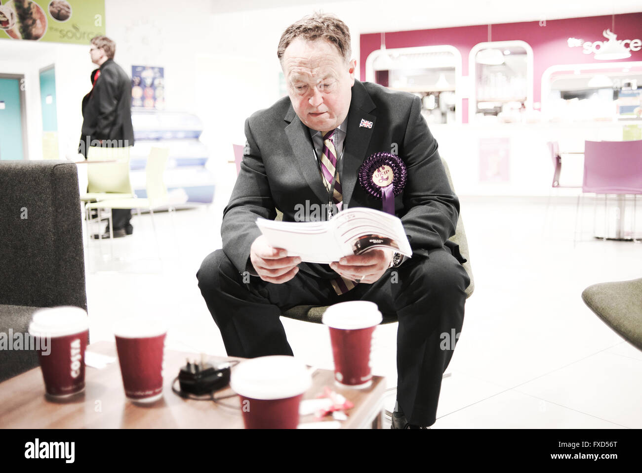 Candidato UKIP Simon Tobin, in piedi per la sede parlamentare nel Waveney elezioni generali - documentario dal giorno di polling Foto Stock