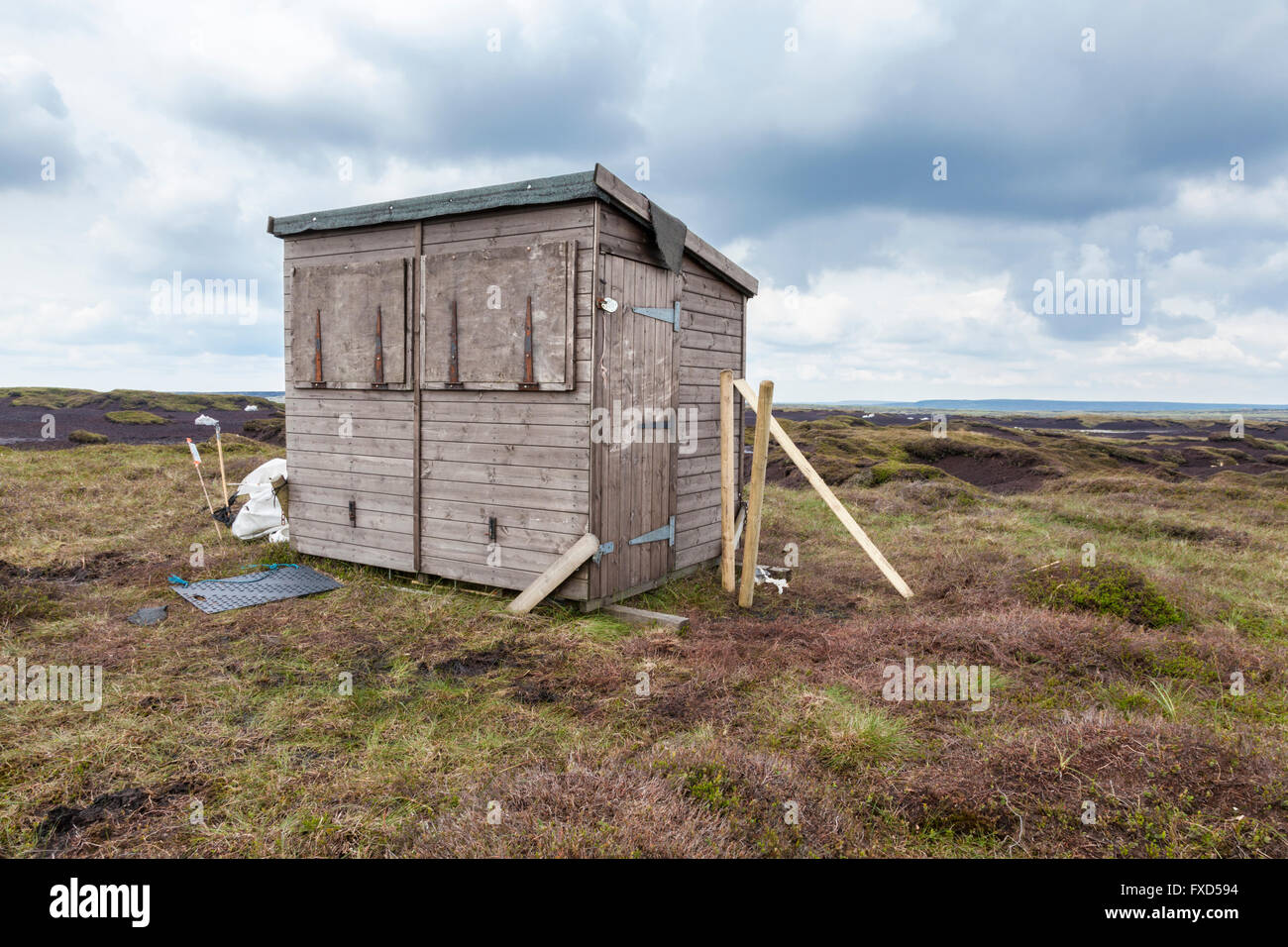 Rifugio inaspettato nel mezzo del nulla. Un capannone di legno utilizzati dai lavoratori ripristinando la brughiera, Kinder Scout, Derbyshire, England, Regno Unito Foto Stock