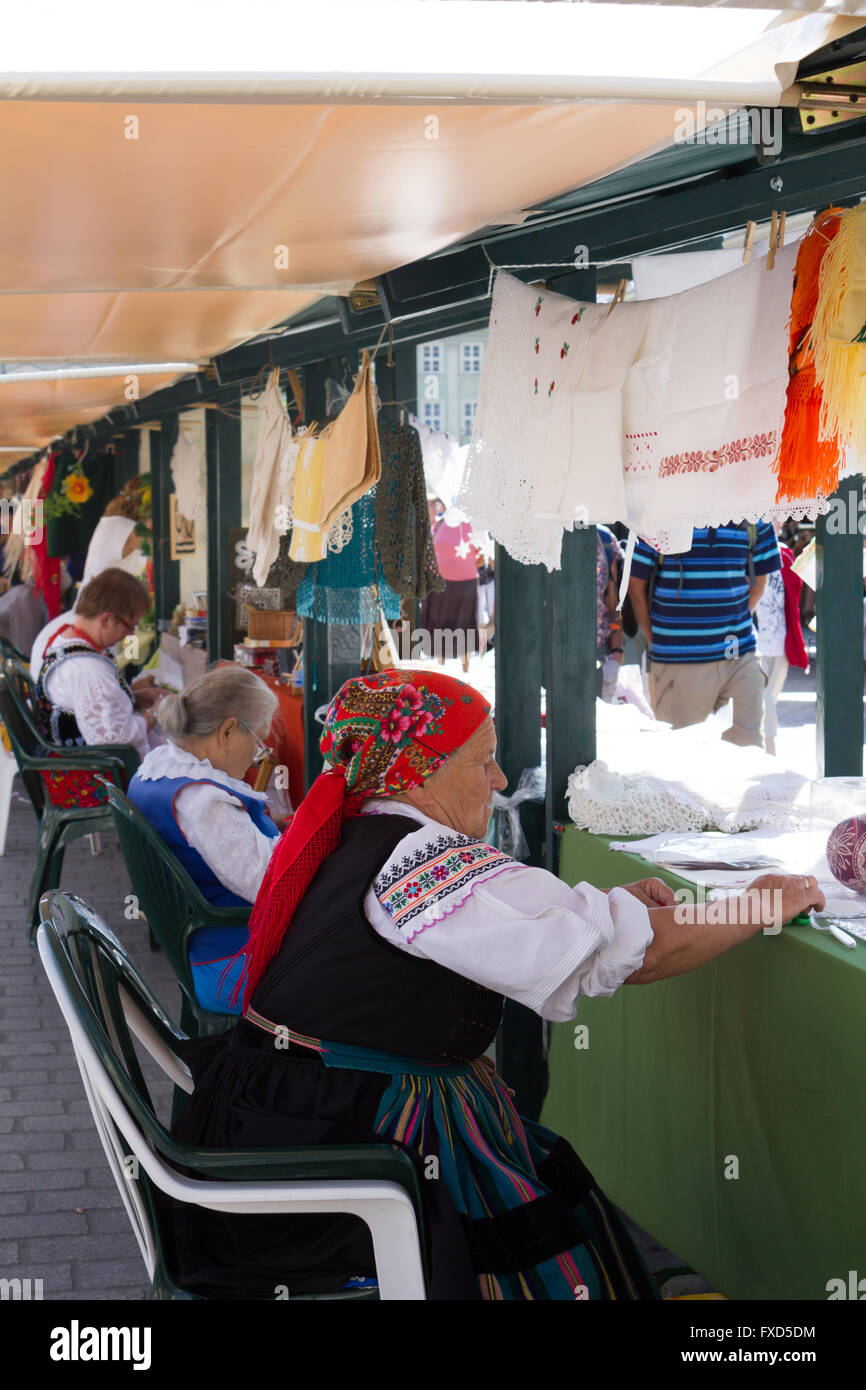 Le donne in musica folk, abiti tradizionali di vendita gli elementi folk presso la fiera di Cracovia in Polonia Foto Stock