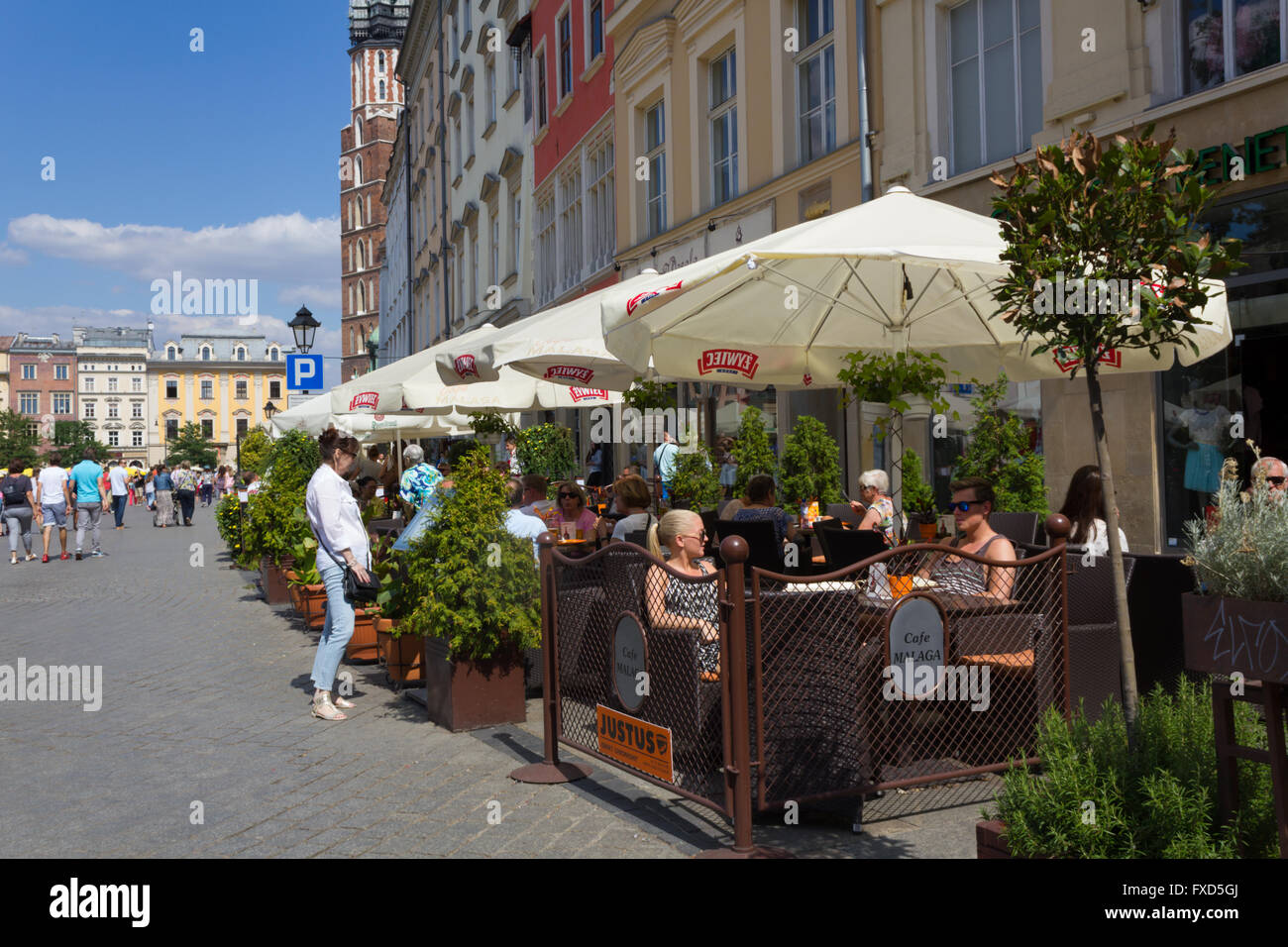 Turisti nel giardino del ristorante a Cracovia, la vecchia città storica in Polonia, Europa Foto Stock