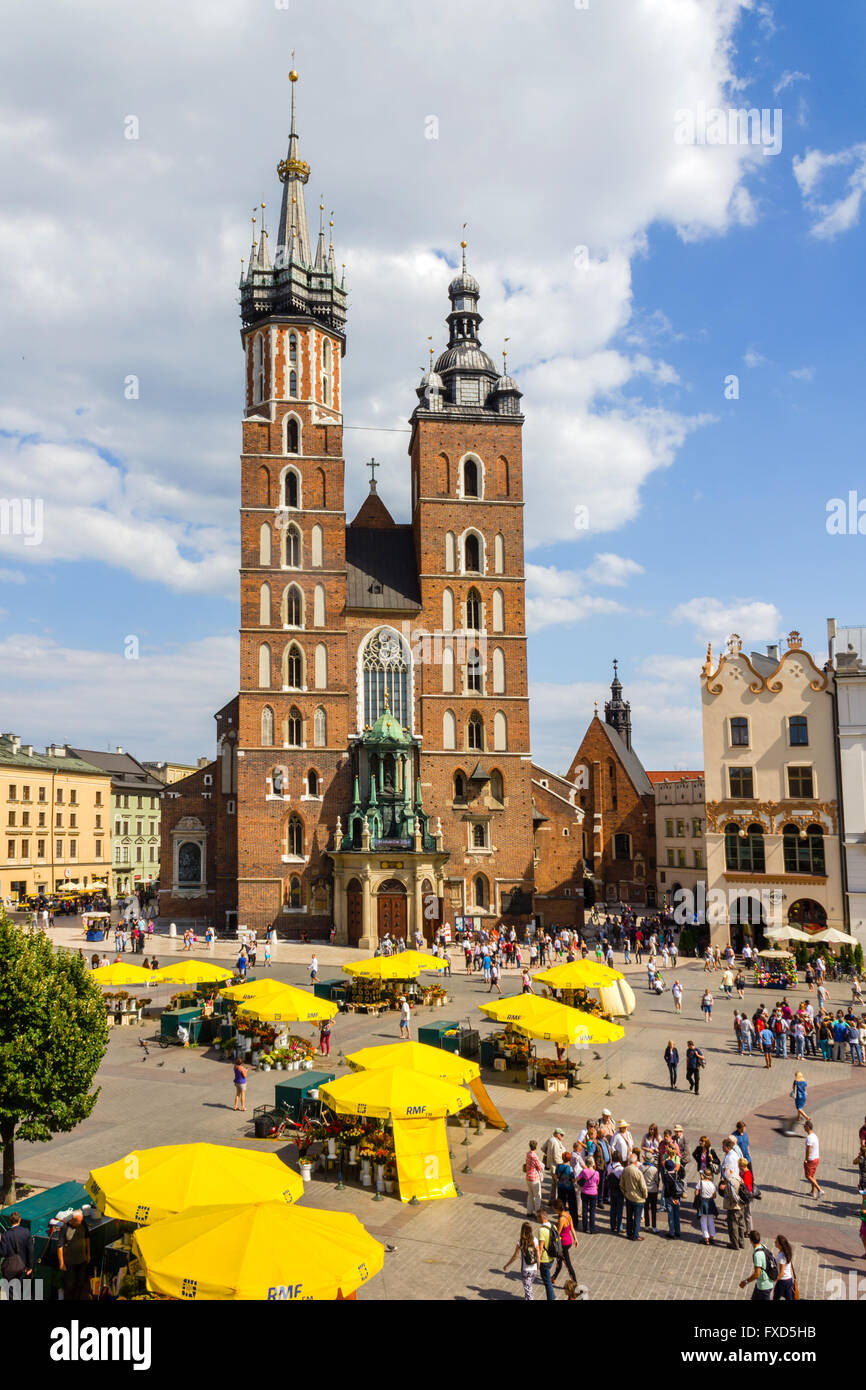 Chiesa Mariacki, la piazza principale del mercato, Cracovia in Polonia Foto Stock