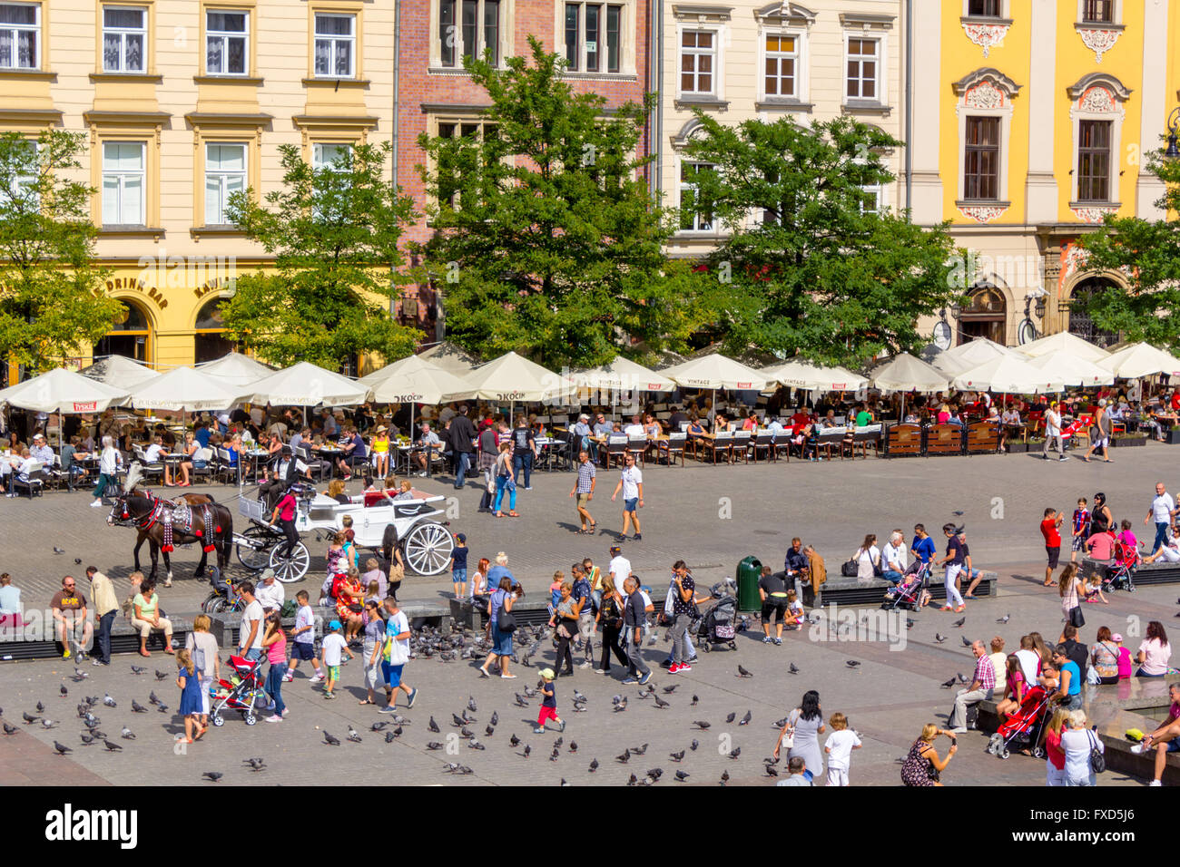 I turisti a piedi nella piazza del vecchio mercato, vista da sopra, Cracovia in Polonia Foto Stock