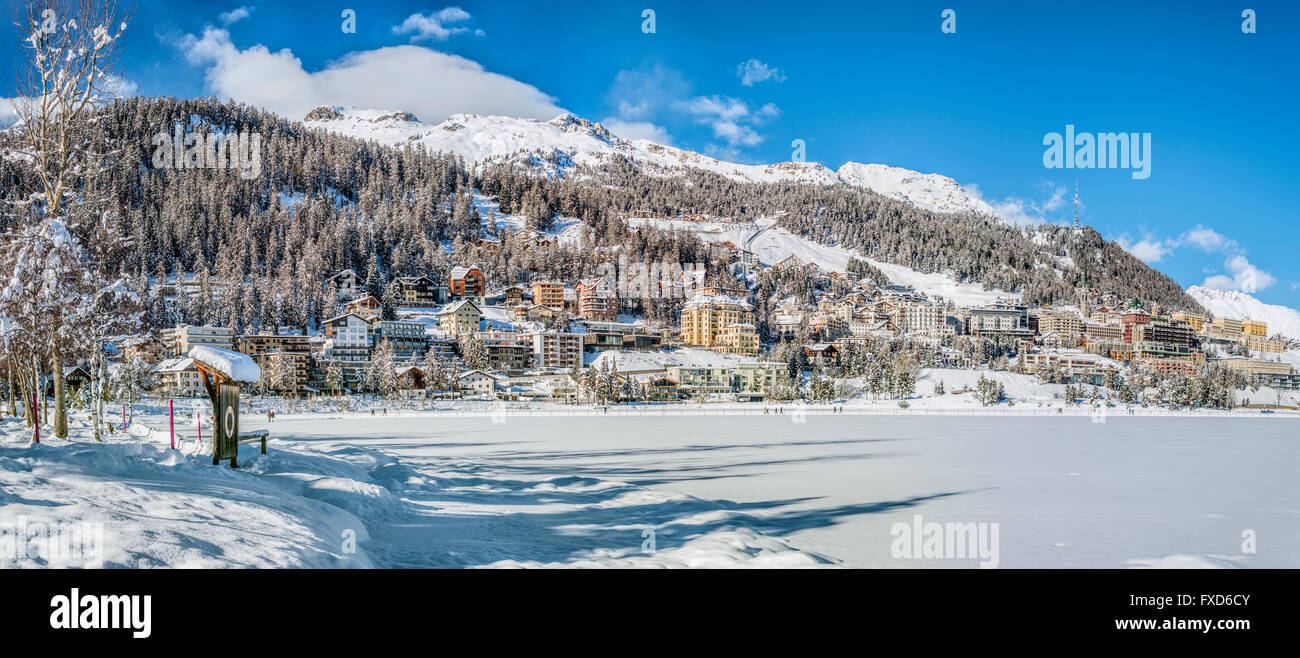 St.Moritz Village visto dal Lago St.Moritz in inverno, Engadina, Svizzera Foto Stock