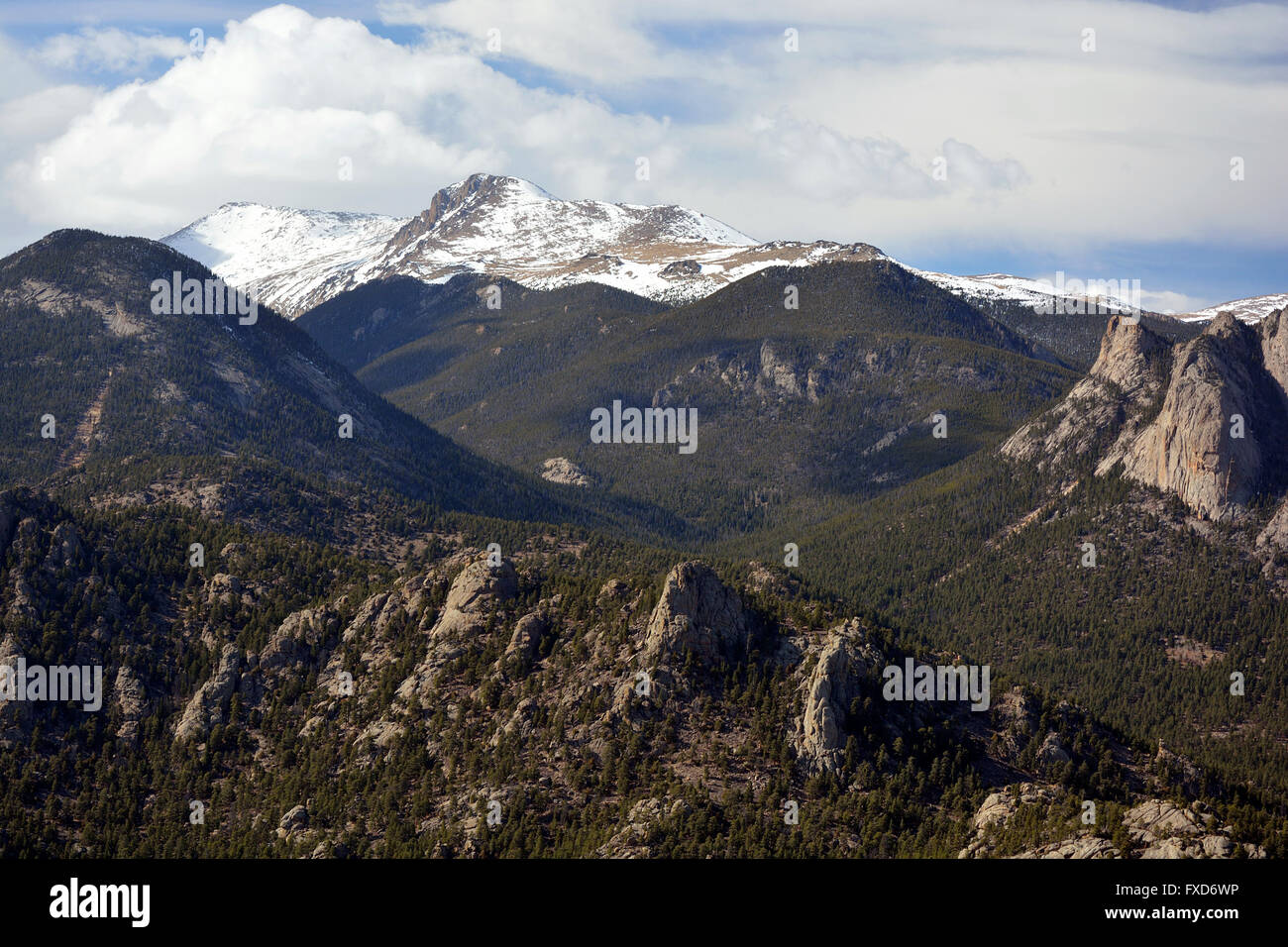 Lumpy Ridge Montagna Gigante con affioramenti di roccia e neve Foto Stock