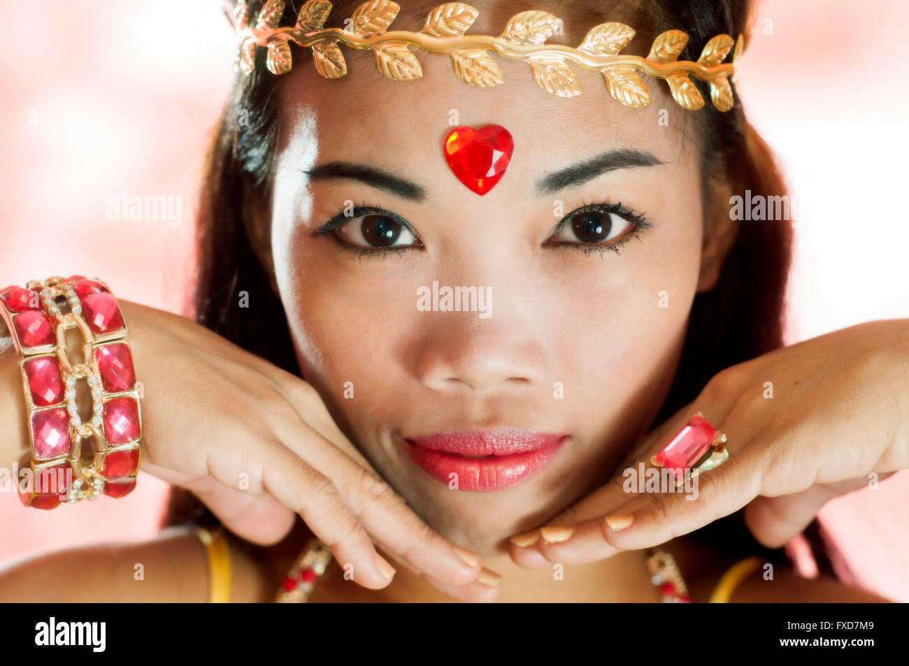 Giovane donna asiatica come danzatrice esotica in studio di impostazione Foto Stock