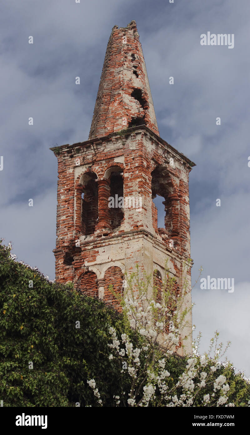 Casaleggio Novara, Italia vecchio abbandonato torre campanaria Foto Stock