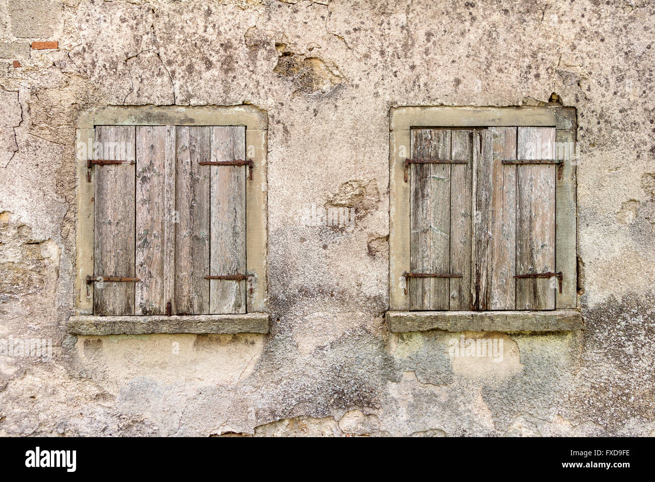 Due vecchie finestre con persiane chiuse Foto Stock