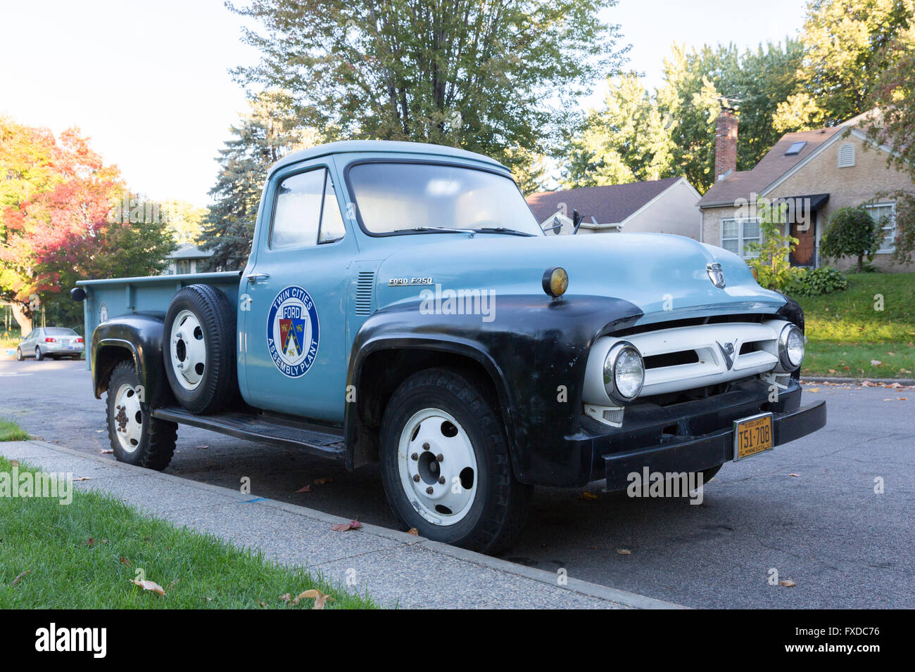 Un classico 1953 Ford F-350 pickup truck con una Città Gemelle Ford impianto complessivo decalcomania sul lato Foto Stock