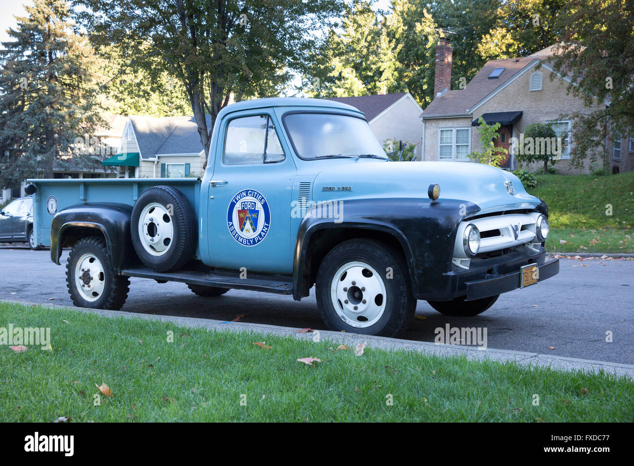 Un classico 1953 Ford F-350 pickup truck con una Città Gemelle Ford impianto complessivo decalcomania sul lato Foto Stock