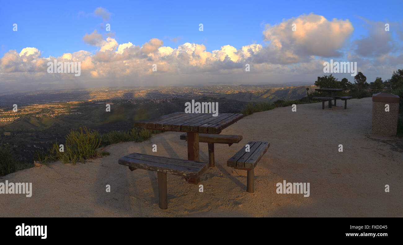 Vista panoramica prima del tramonto dalla cima del sentiero escursionistico ad alta Laguna Park, parte superiore del mondo, si affaccia il picnic benc Foto Stock